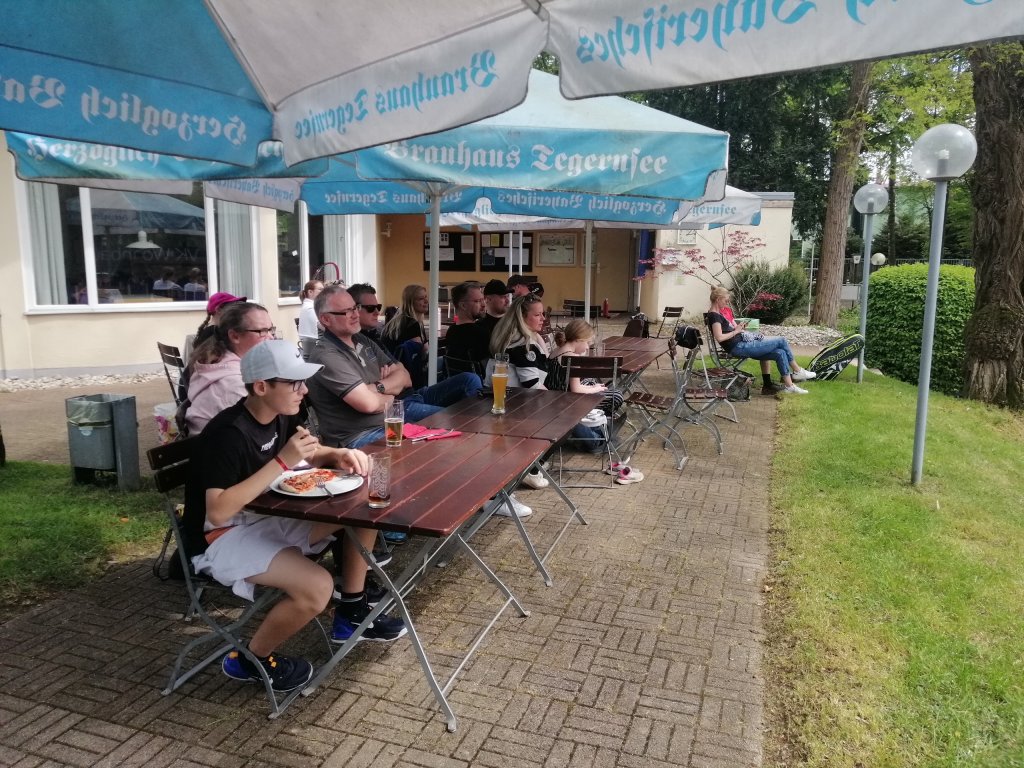 Zuschauer (Eltern) schauen ihren Kindern gespannt zu!